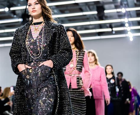 défilé chanel métier d'art|Chanel fait défiler sa collection Métiers d'art 2022 au 19M.